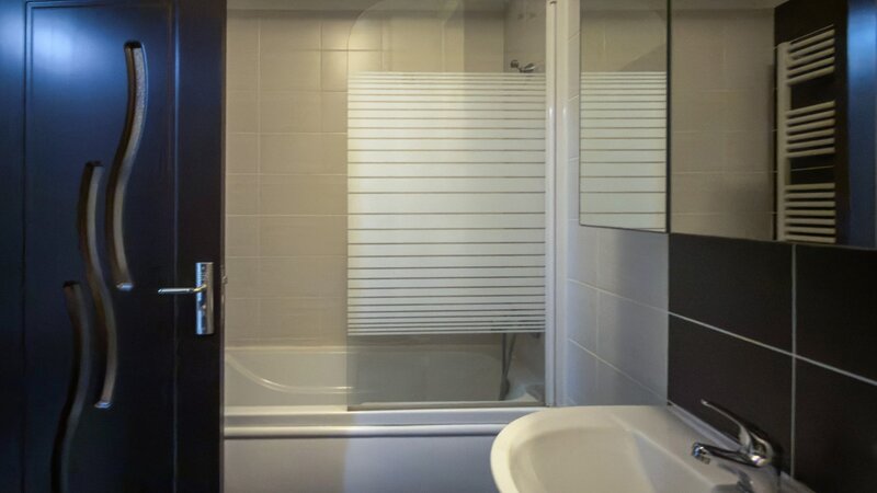 Doua camere mobilat modern, parcare, langa metrou